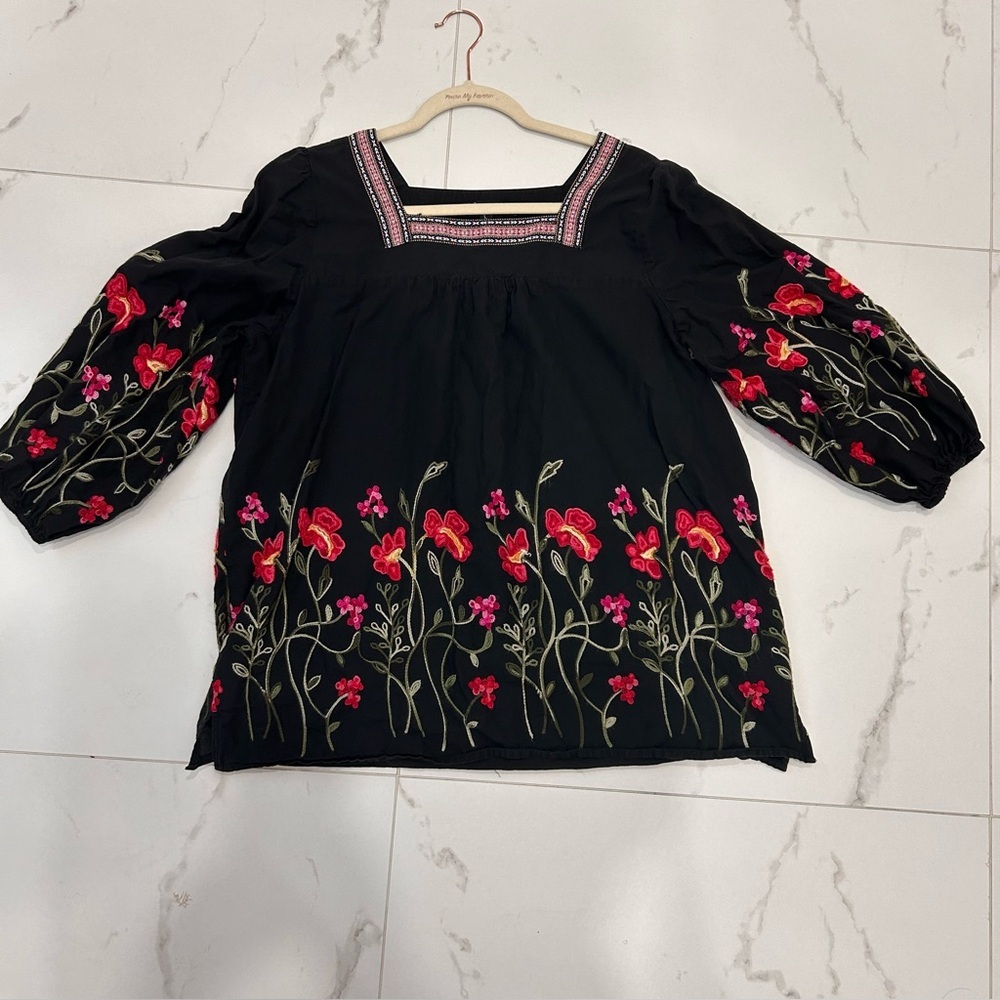 Calessa Women's Large Floral Peasant Top Black Side Slits  Embroidered Lined